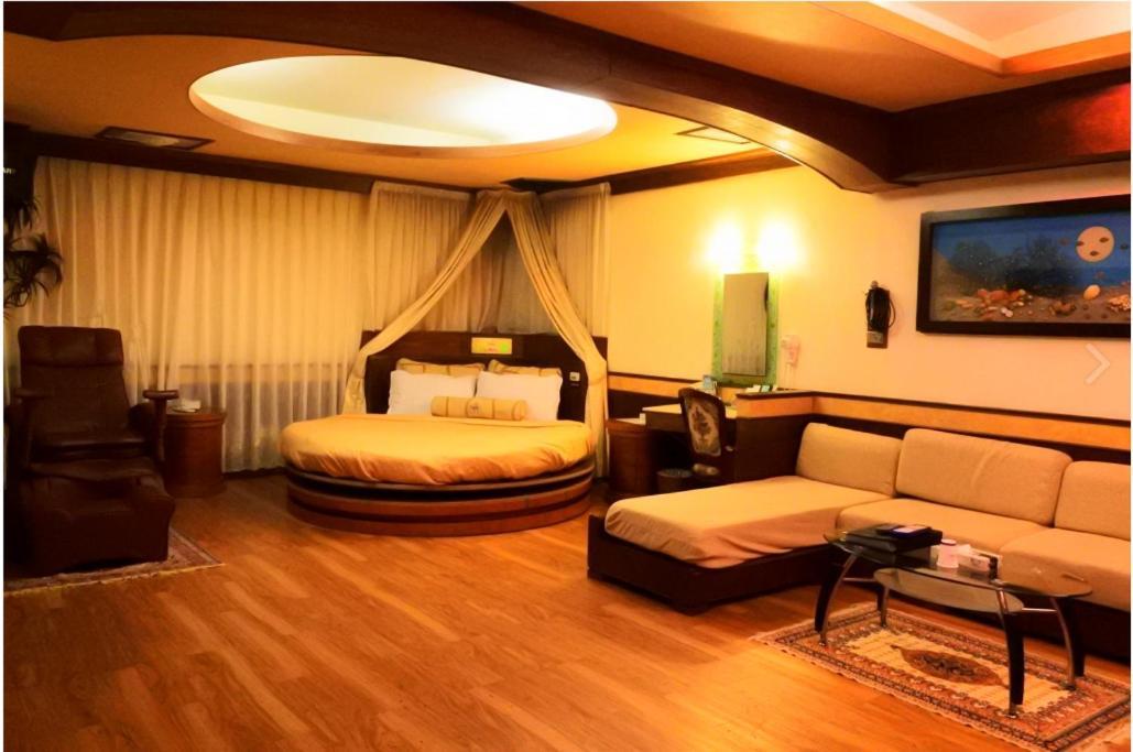 Swan Lake Motel Kujsan Kültér fotó